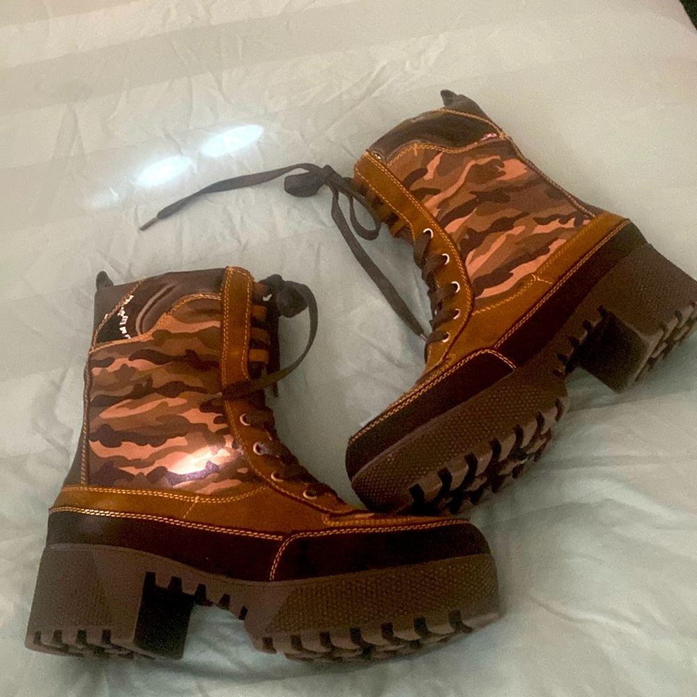 Camouflage Bamboo boots size 9 in good condition. No box